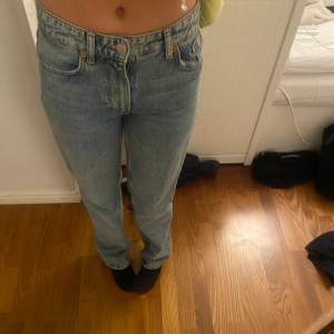 Populära jeans från zara med medelhög midja som inte går att köpa längre, sparsamt använda i fint skick