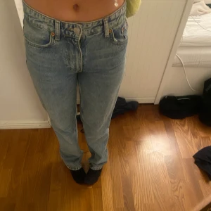 Zara mid Rise straight  - Populära jeans från zara med medelhög midja som inte går att köpa längre, sparsamt använda i fint skick