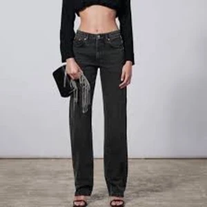 Zara jeans  - Säljer dessa zara jeans som är mid Rise, kom privat för frågor o bilder💗