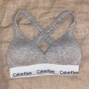 Calvin Klein topp - Snygg Calvin Klein topp som blivit för liten! Toppen är använd några gånger men är i bra skick. (Original pris: 450kr) 💞                                                                     OBS! Om du får högsta bud måste du köpa toppen! 💞