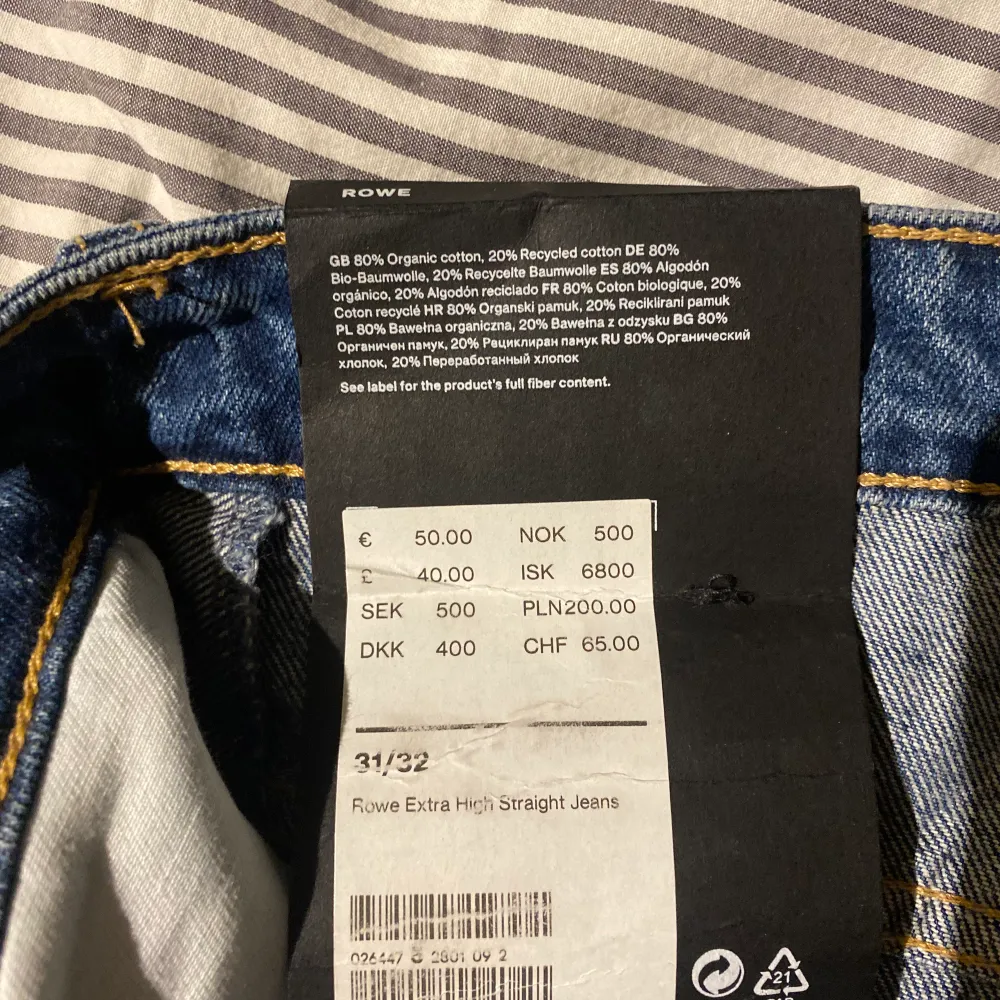 Säljer dessa snygga oanvända jeans från Weekday, då de tyvärr är för små för mig. Storleken är 31/32. ❤️Kolla sista bilden för att se jeansen på modellen. 350kr+frakt❤️. Jeans & Byxor.