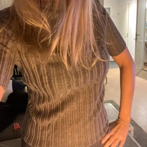 Tröja från Zara - Säljer den här jättefina, sköna tröjan från Zara💕 Den är i jättebra skick då jag bara använt den en gång. Just nu är den slutsåld på deras hemsida