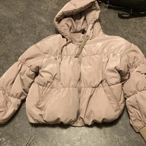 S - Köpt för ca 3 mån sen använt den runt 2 gånger men jag säljer den för att den passar it mig ,den  e väldigt varm o skön o den e lite större än storleken