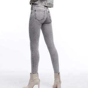 Oanvända jeans från Gina tricot. Storlek S men är tighta i storleken så passar lätt en XS! 