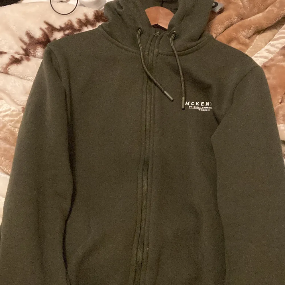 Säljer en mörkgrön Mckenzie hoodie i strl M, använd 2 gånger. Hoodies.