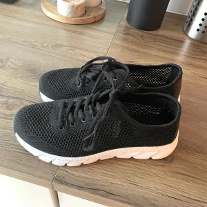 Sneakers - Snygga sneakers som är håliga, perfekta till gymmet! Storlek 38, helt oanvända pga har beställt två par😩