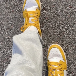 Jordan 1 Yellow white Low - Dom är lite creasade men jag ska fixa det.
