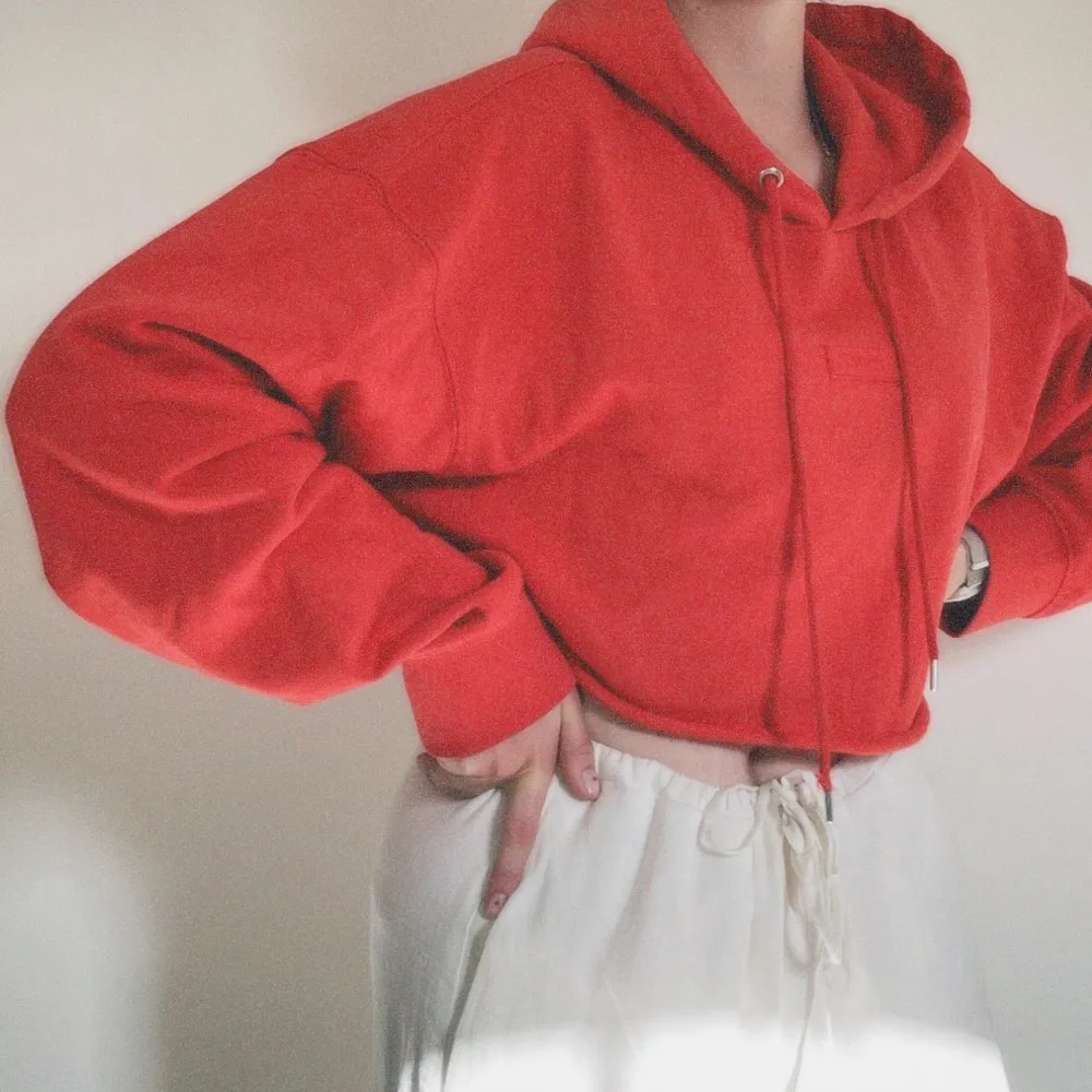Nypris: 890kr, Croppad röd hoodie från kända märket WRSTBHVR❤️‍🩹. Super fin i oversized modell, är vanligtvis M och den passar tipp topp - beror lite på önskad längd. Köpt för 3 år sedan. Liten skråma på ena snöret men annars nyskick. Hör av er vid frågor!🫶. Hoodies.