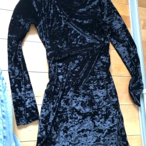 Klänning - Svart Klänning från gina. Använd . Frakt tillkommer på 50kr!