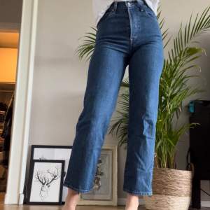 Jättesnygga jeans från Levis, endast använda 2-3 gånger. Modellen är ribcage straight, och storleken är 26. Finns att hämta i Örebro eller så står köparen för frakten! Hör gärna av er om ni har frågor! 