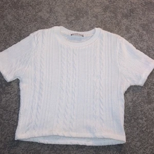 Zara top - Säljer denna stickade/ virkade toppen ifrån Zara. Har endast användt 1 gång. Superfina detaljer och har jätte fin lite cropad passform. Storlek S✨✨