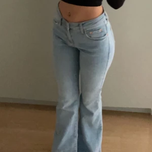 Jeans - Säljer mina low waist bootcut jeans från Gina tricot. Endast använda 2 -3 gånger, säljer för att dom knappt kommer till användning. 🫶🏼