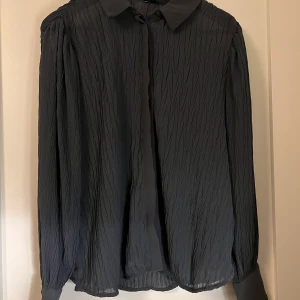 Skjorta VERO MODA - Jättefin skjorta från VERO MODA dock aldrig använd!