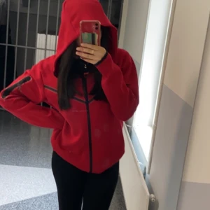 nike tech fleece röd - Säljer mitt röda nike tech fleece då de inte kommer till användning längre, använda ett fåtal gånger och är i ny sick💕