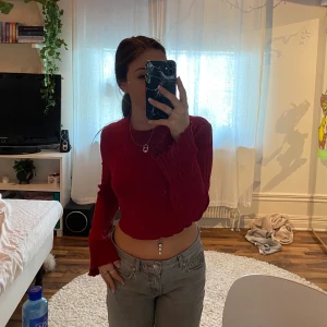 Tröja - Jätte fin vinröd tröja som inte längre används, frakt tillkommer🥰