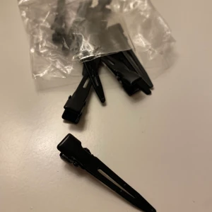 svarta klämmor  - massor av små svarta klämmor, aldrig använda 