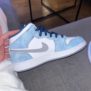 Jordan 1 mid - Säljer mina splitternya endast testade skitsnygga blåa Jordan 1 mid. De ljusblåa är moca😍Säljer då de ej riktigt passa mig och va komplicerat att skicka tillbaka💗du får med röda skosnören och Jordans skokartong