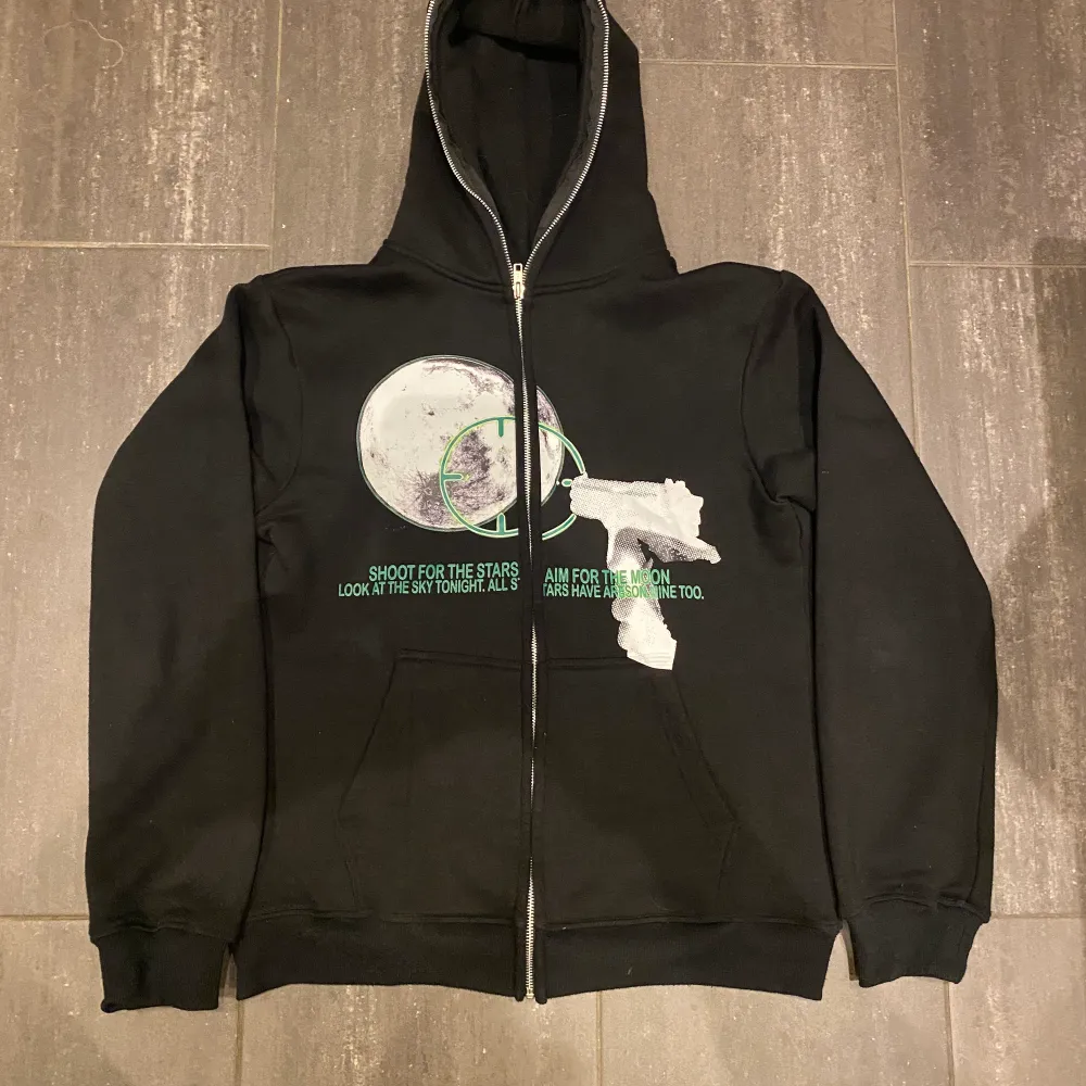 Aim for the moon hoodie, bra skick inget tecken på slitage. Skicka för frågor Kan byta, köparen står för frakt.. Hoodies.