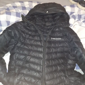 Peak jacka - Hej säljer min gamla peak jacka som är för liten den är i skick 7,5/10 den är varm och bra inför vintern