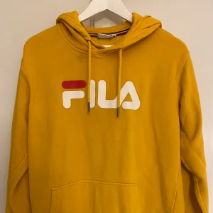 hoodie  - gul fila hoodie från junkyard köpt för ca 2 år sedan, använd fåtal gånger 