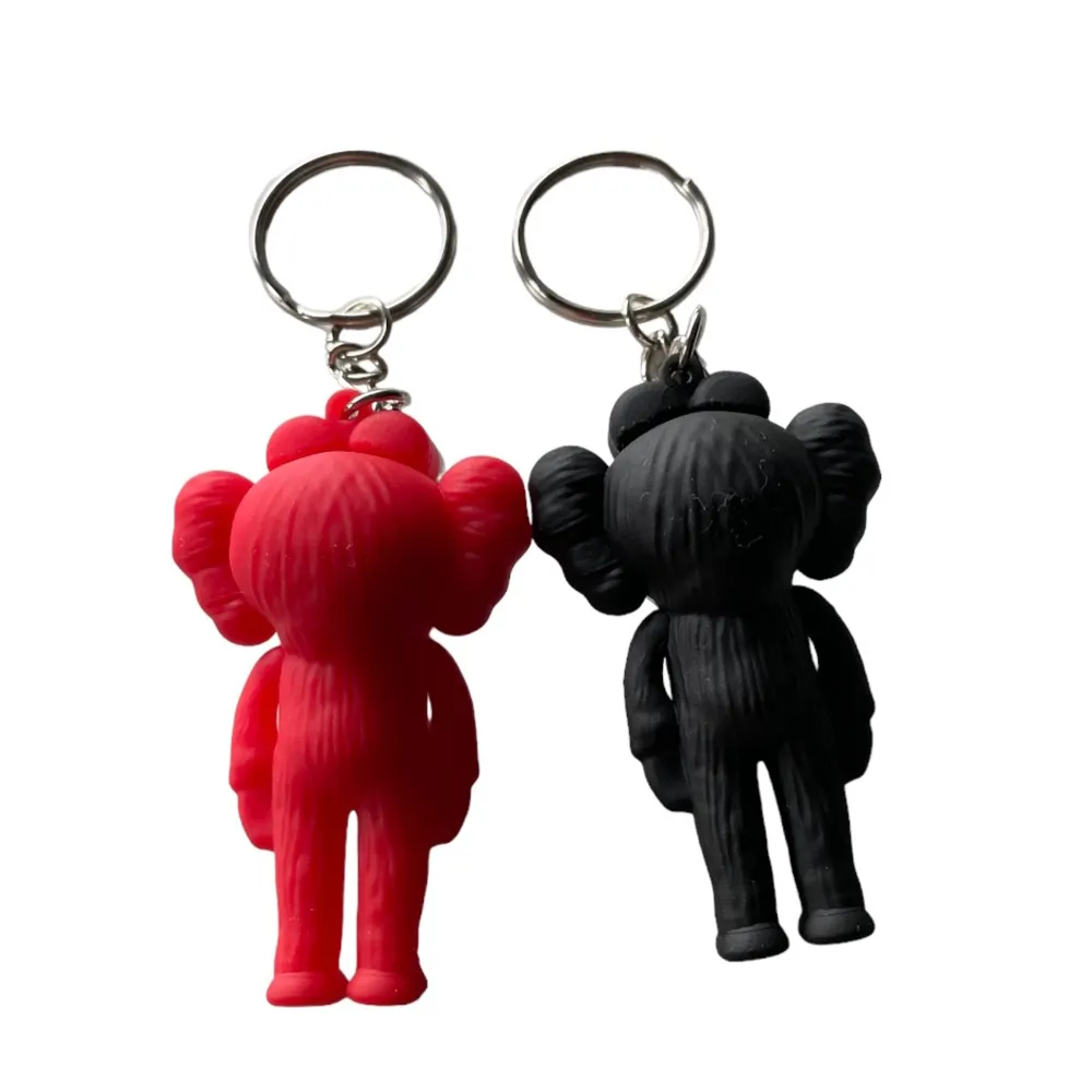 keychain från kaws på sista bilden ser ni på ett ungefär hur stor den är två för 200 en för 130. Accessoarer.