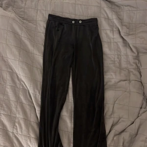 Mjukisbyxor - Svarta mjukisbyxor i skönt material.