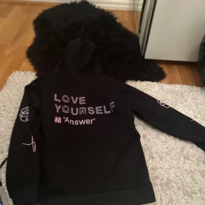 BTS hoodie - Bts hoodie köpt för typ fem år sedan men har använt en gång annars har den legat i garderoben 💫