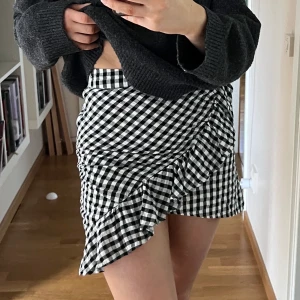 Omlottkjol rutig - Rutig omlottkjol från bikbok i storlek XS  Jag är 161 cm lång!