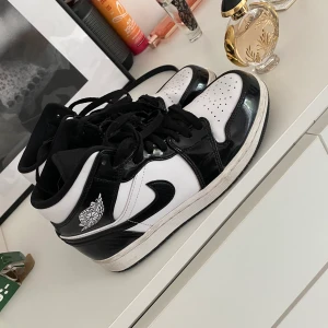 Jordan 1 - Hej, jag kör en intressekol på mina Jordan då jag kanske vill köpa en annan modell. Dem är i storlek 40,5 i bra skick. Skriv för frågor eller fler bilder. 