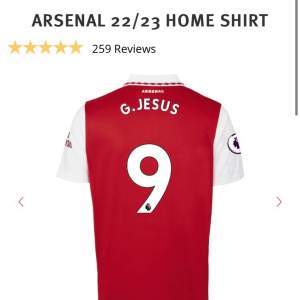 Oöppnad Arsenal tröja med G. Jesus på ryggen i storlek M. Säljer för jag köpte två likadana. Nypris 995kr