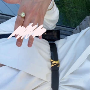 Louis Vuitton  - Hej. Tänkte kolla lite intressen kring mitt Louis Vuitton skärp. De är i guld och två sidor. Ens är svart och andra med LV märker. Köpt i Paris och har tyvärr inte box eller kvitto men äkta såklart! Hör av er om ni vill ha fler bilder. Diskutera pris går!