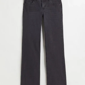Lågmidjade jeans - Söker nu dessa lågmidjade jeans från hm i modellen flaire low🫶🏻 köpte för 250kr säljer för 200, super skick❤️