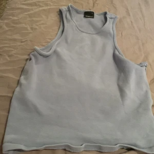 Blå topp - Använder ej för gillar ej magtrjor på mig 