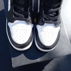 Jordan 1 mid white pollen - Säljer mina Jordan 1 mid white pollen då jag ej har nån användning för dem dom är nästan helt nya har bara använt dom när jag skulle testa dom