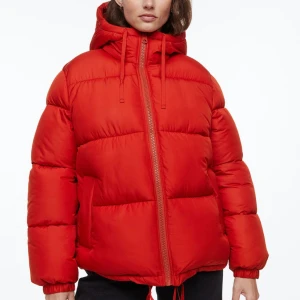 Röd vinterjacka - Jättefin röd vinterjacka från h&m. Fint skick och väldigt varm och skön till vintern. ❤️