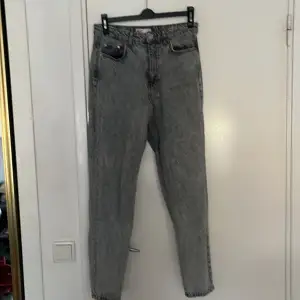 Gråa fina jeans från Gina tricot i strl 38, säljer då de är för små. Har haft på mig några gånger men de är fortfarande i fint skick! Lagom högmidjade är de också. Säljer för 60+frakt. Skriv om ni vill ha fler bilder