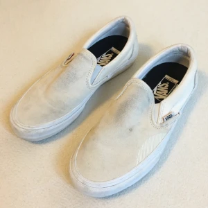 Vans slipons Size 7,5 US  - Snygga Vans slipons. Lite missfärgade som ni ser. Annars väldigt lite använda. Kanske inte spelar så stor roll om man ska tex skejta i dem. Säljer billigt :) Möts helst upp på Södermalm men kanske kan frakta. Storlek 40 eur