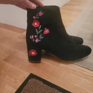 Skor med broderi.  - Hej alla!  Jag vill sälja mina boots. Dom är jätte fina med broderier.  Och i ny skikt. De är i storlek 38 och materialet  är mocka. Hör av dig vid intresse 