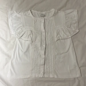Zara topp - En fin zara topp från barnavdelningen som köptes på sommarrean och inte kommit till användning! Den är i 140/10 år och är lite tajt på mig som vanligtvis har XS så skulle säga en XXS ungefär. Skriv gärna privat för fler bilder💕