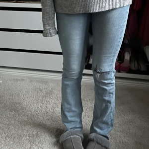 Lågmidjade jeans hm - Säljer dehär lågmidjade jeansen från hm i storlek 34 (xs/s). Köparen står för frakt 