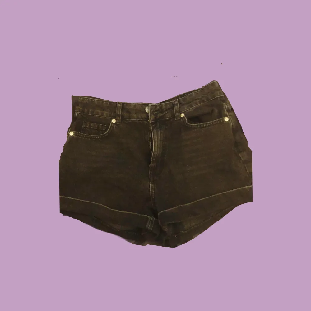 Dark washed mom jeans shorts in size 36, there’s no stretch but it runs a little big!! Measurements taken laying flat down  Waist 39cm Hips 47cm Thigh 28cm. Shorts.