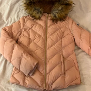 Svea whitehorse jacket - Säljer denna Svea whitehorse jacket då den inte kommer till användning. Gulddetaljer och lurvet på luvan går att ta bort. Använt skick och något smutsig, därav priset. Har inte testat att tvätta jackan Köparen står för frakten💞