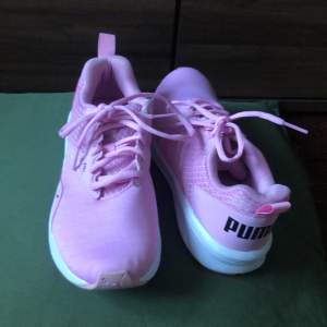 2 par rosa puma skor, aldrig använt pga inte riktigt vår stil. 150kr för ett par och båda för 300/250kr.Har ni mer frågor eller funderingar så skriv så svarar jag