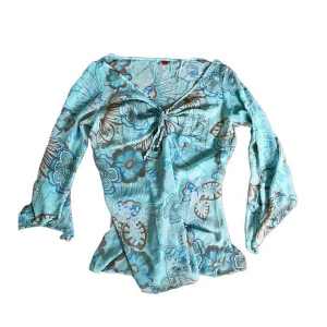 70s Topp - Unik och fin topp från Esprit. Knappt använd och i väldigt bra skick! Kontakta mig för fler bilder<3