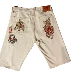 evisu shorts  - evisu jorts strl: 32 knappt använda väldigt bra skick