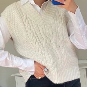 Stickad Väst  - Stickad väst från H&M i storlek S, oversize. Knappt använd pga att den inte riktigt är min stil. Nyskick.