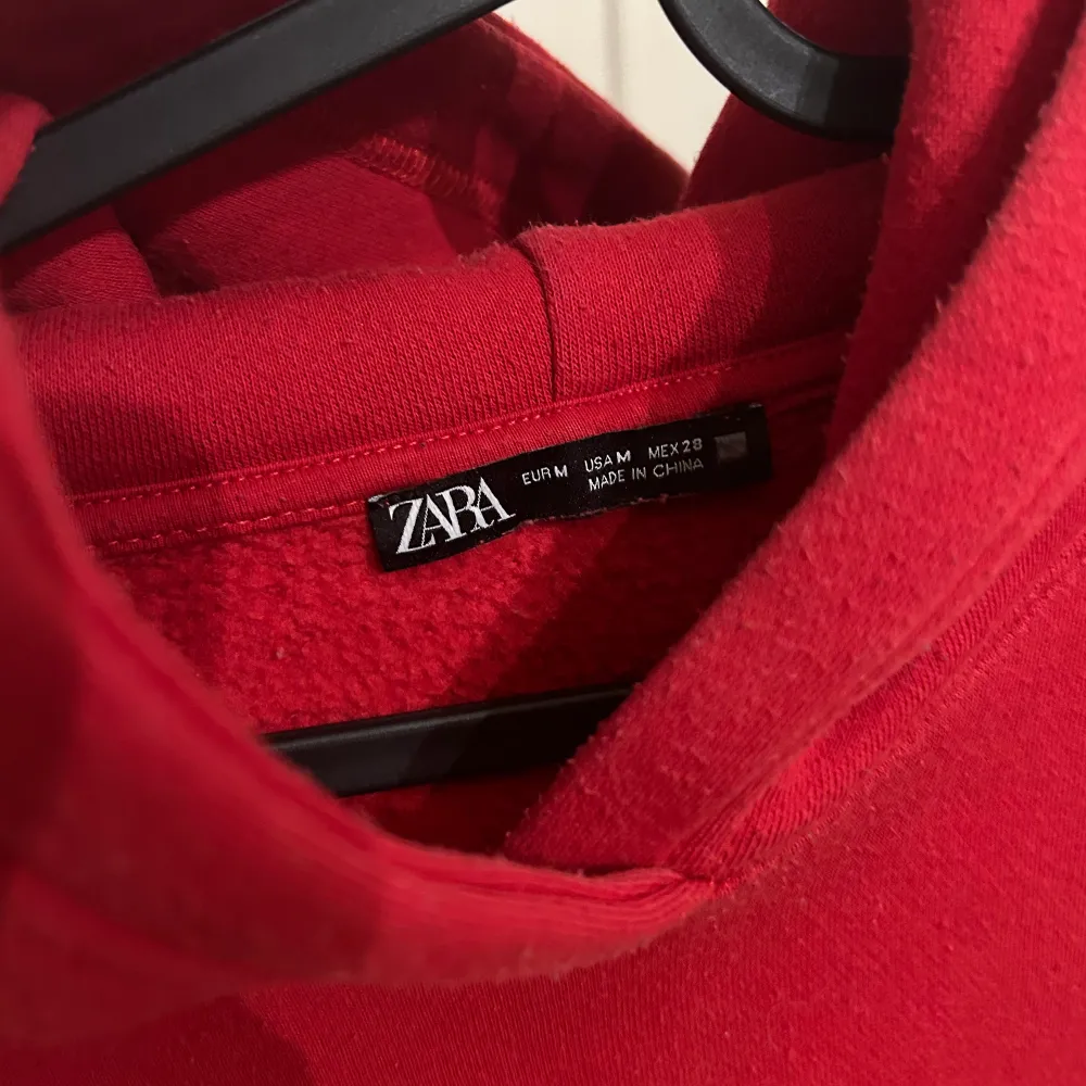 Röd hoodie från Zara. Storlek M. Knappt använd, inga synliga defekter. Köpt några år sen. Tröjor & Koftor.