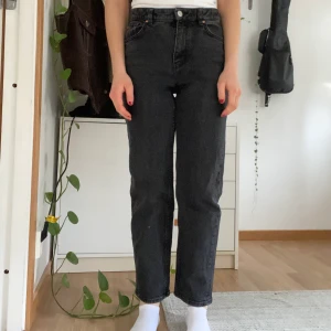 STRAIGHT LEG JEANS! - Jag säljer dessa fina jeans som jag tyvärr inte in ha längre. Dom är från Lindex och är raka jeans. Superfina till t ex, Vans skor