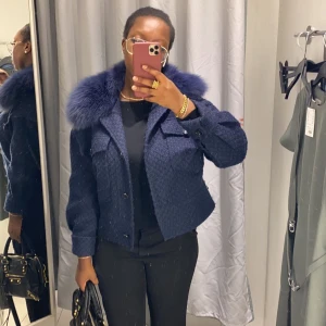 blå meotine jacka - säljer min meotine jacka eftersom den tyvärr inte kommer till jättemycket användning🌸 storlek s/m🌸köp direkt för 2500kr eller buda😊skulle även kunna byta mot något🌸 nypris 2800kr men säljs inte längre i den färgen😊(alla bilder är mina)