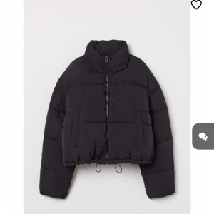 Puffrrjacka - Kort puffärmarna, endast testad (försent för att retunera). Nypris: 399kr. Skriv för fler bilder! 💗 -Modellen på bilden bär storlek S- 